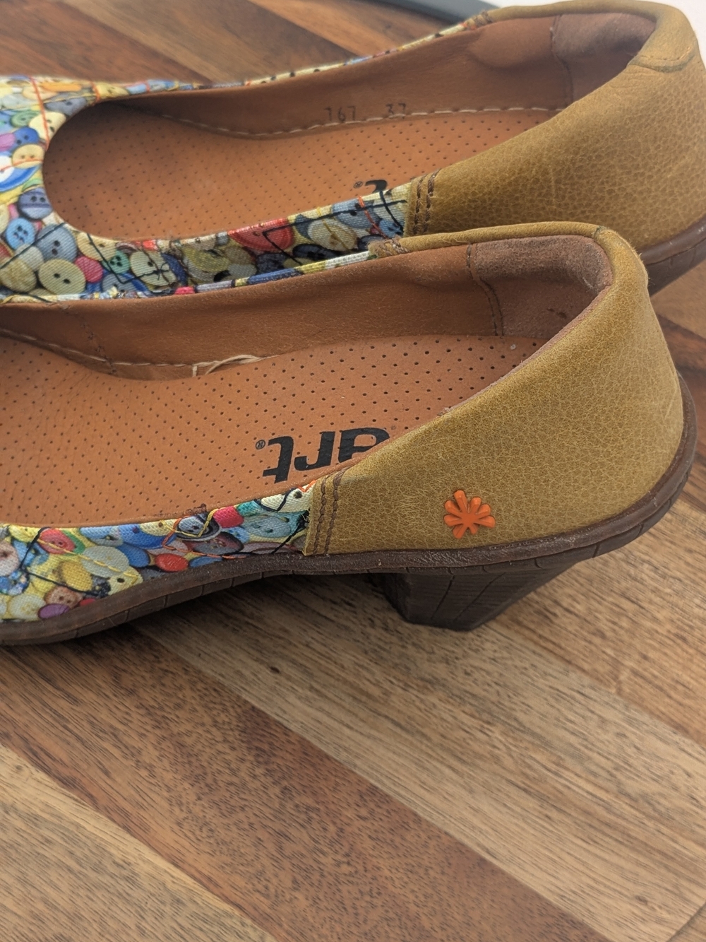 ART Company Spain Size 37 Button Print Leather Pumps Heels - Picture 4 of 12